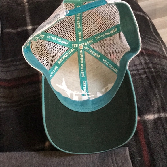 Yeti 🎩 - Picture 2 of 2